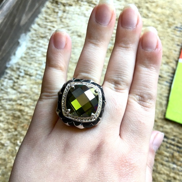 Jewelry - Beautiful green stone cocktail costume ring